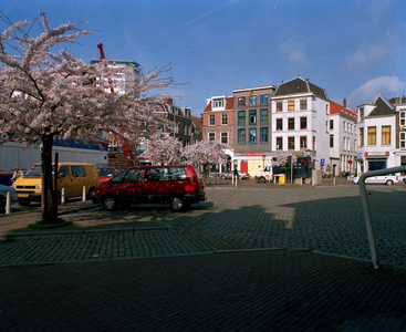 842266 Gezicht op de Korte Minrebroederstraat te Utrecht, met links de gestapelde bouwkeet aan de achterzijde van het ...